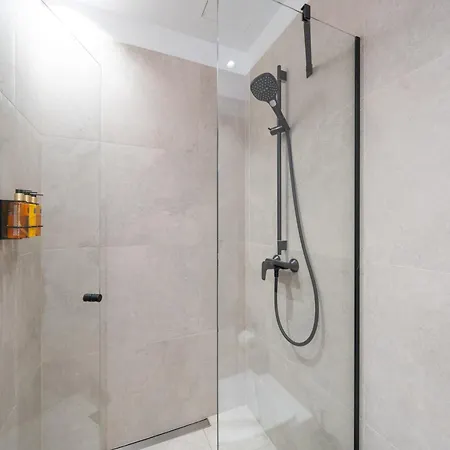 Bob W Apartament Parnawa